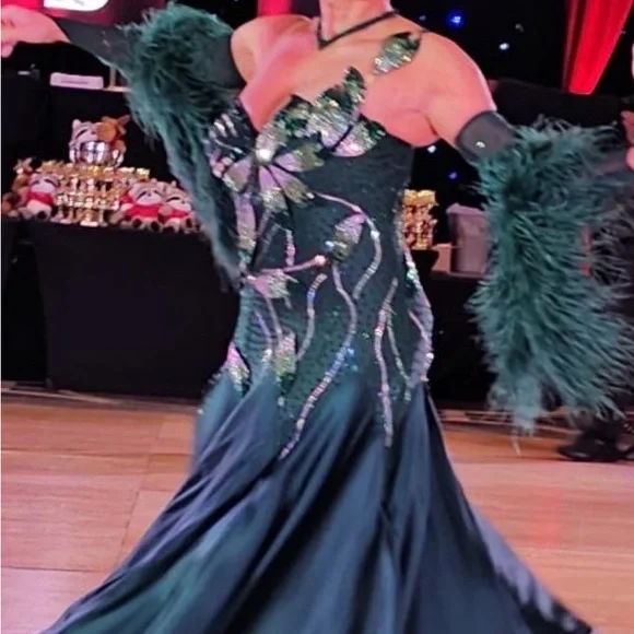 Elegant Green Evening Gown - Picture 2 of 8